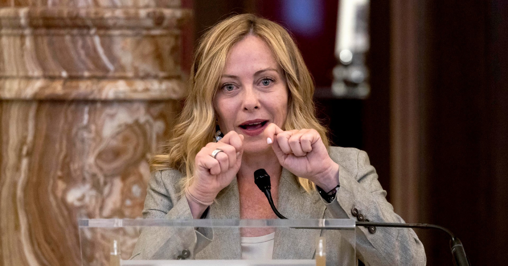 Meloni la vassalla si inginocchia e dice che Italia e Usa 'parlano la stessa lingua' (comprese le volgarità di Trump)
