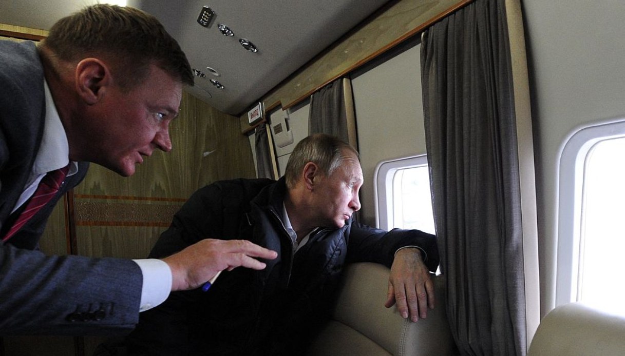 Il ministro russo dei Trasporti trovato morto dopo la rimozione da parte di Putin: suicidio o 'suicidato'?