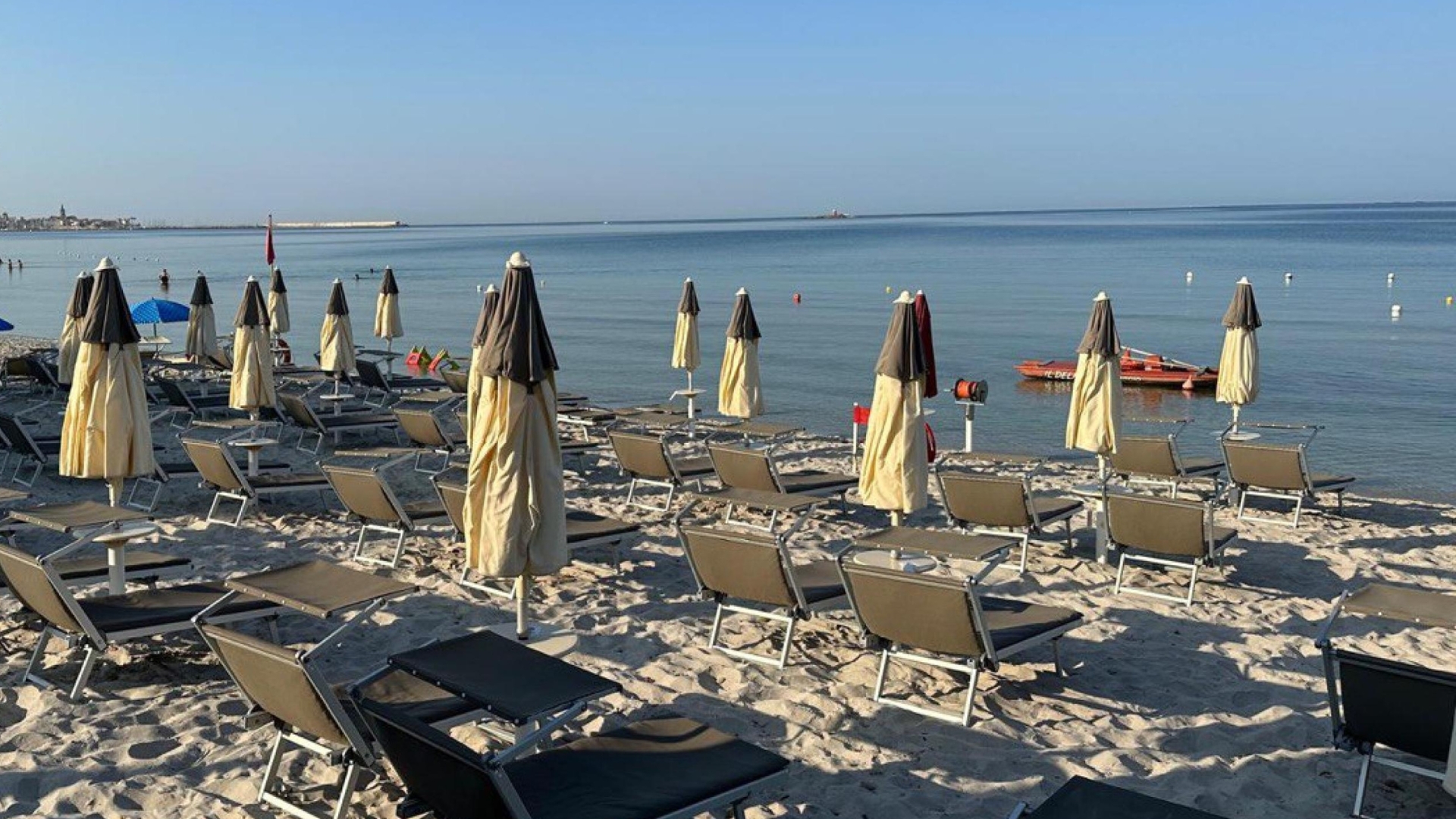 Meloni e il "pienone" fantasma: la premier brinda al turismo mentre l’Italia reale fatica anche a fare le ferie