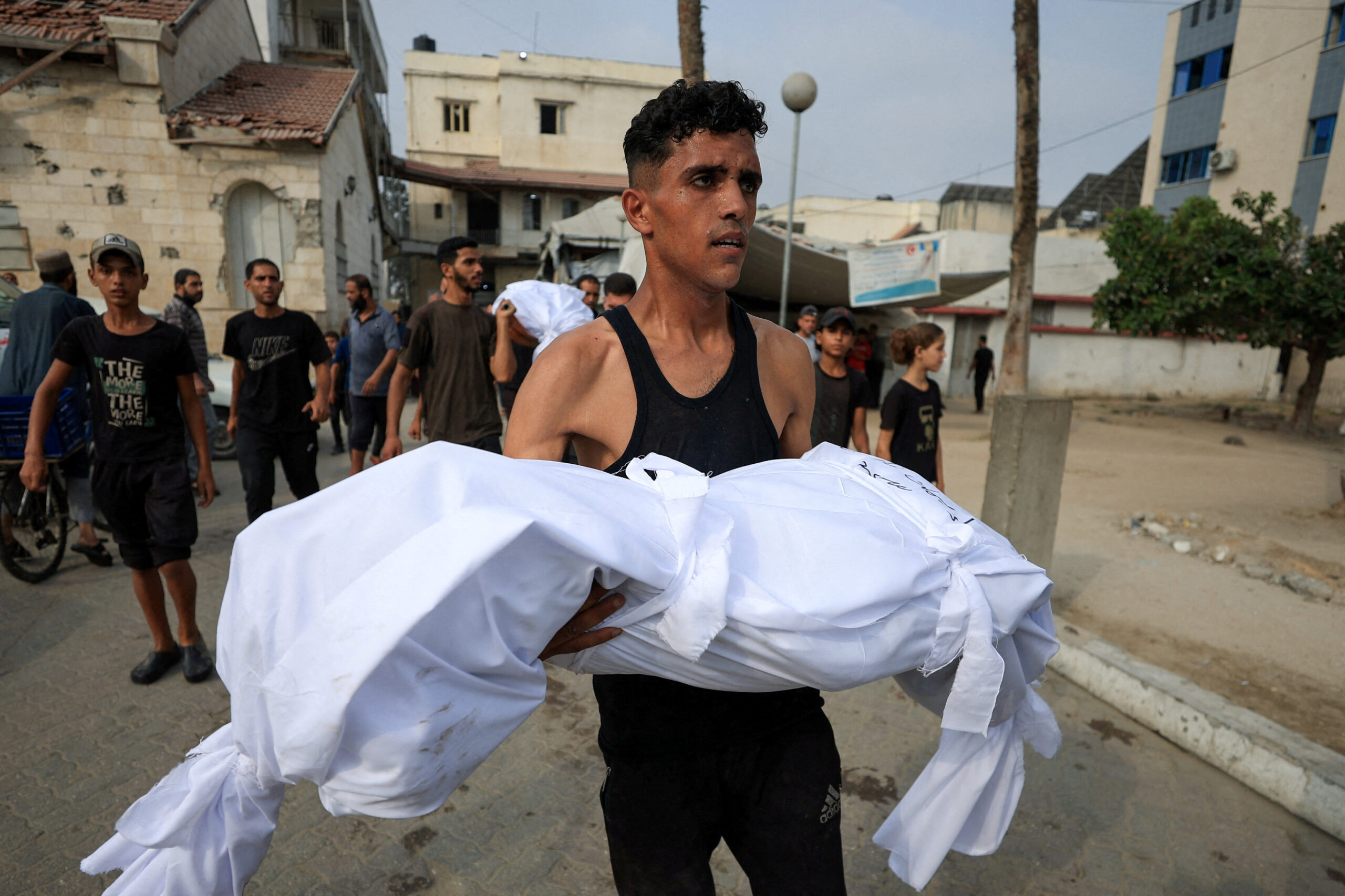 Israele non ferma la mano assassina: 89 palestinesi uccisi in un giorno, 15 erano in fila per il cibo a Gaza