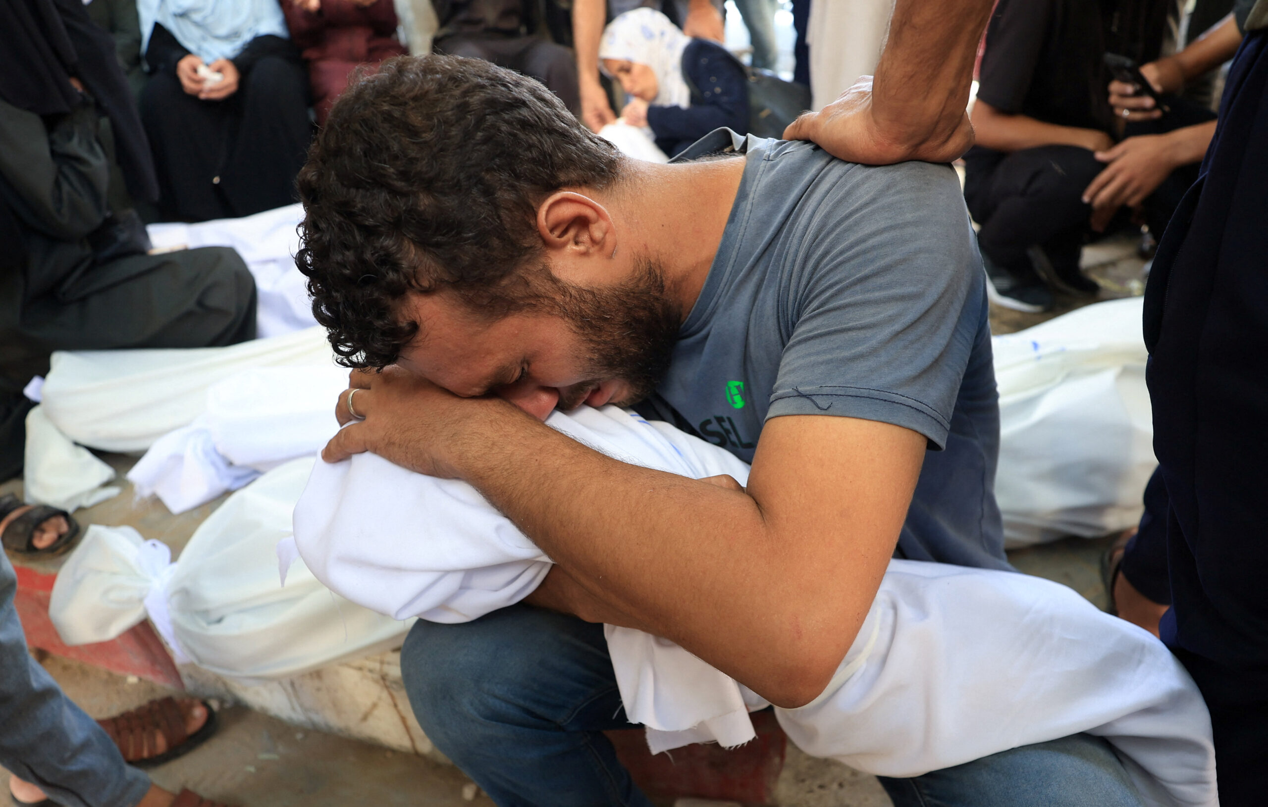 Gaza, cronaca del massacro: le bombe stanno cancellando Jabalia e la gente non sa più dove andare