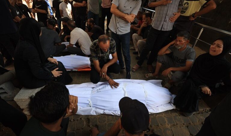 Gaza, strage senza fine: Israele uccide altri 54 civili in 24 ore, tra fame e bombardamenti