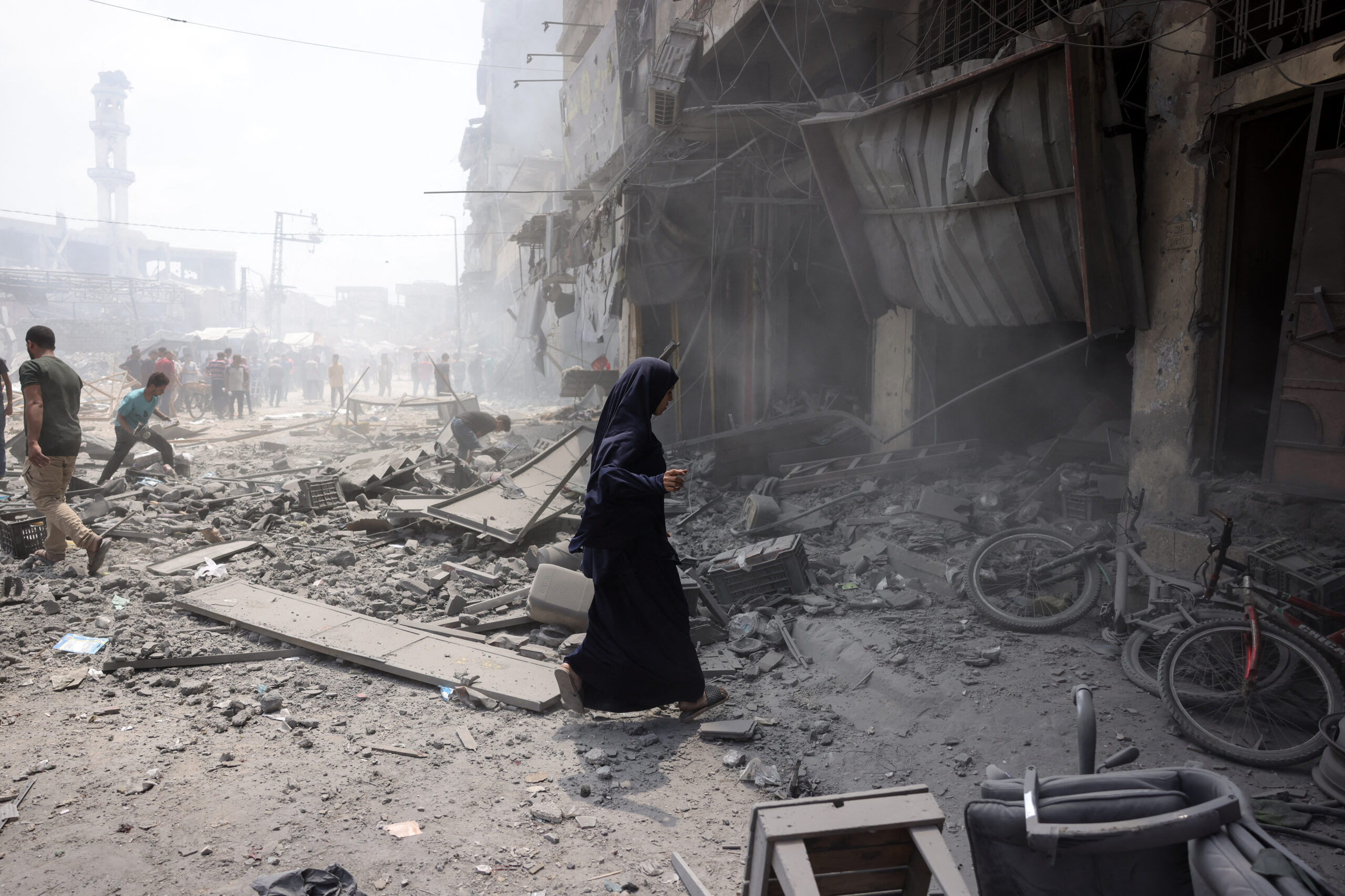 La disperazione degli abitanti di Gaza city: "Non ce ne andremo, vivremo e moriremo qui tutti"