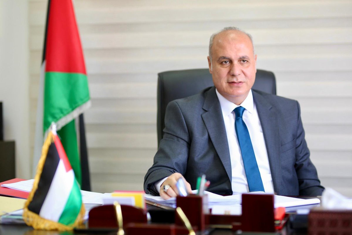 Coloni armati aggrediscono il ministro palestinese della Cultura e gli confiscano documenti e telefono