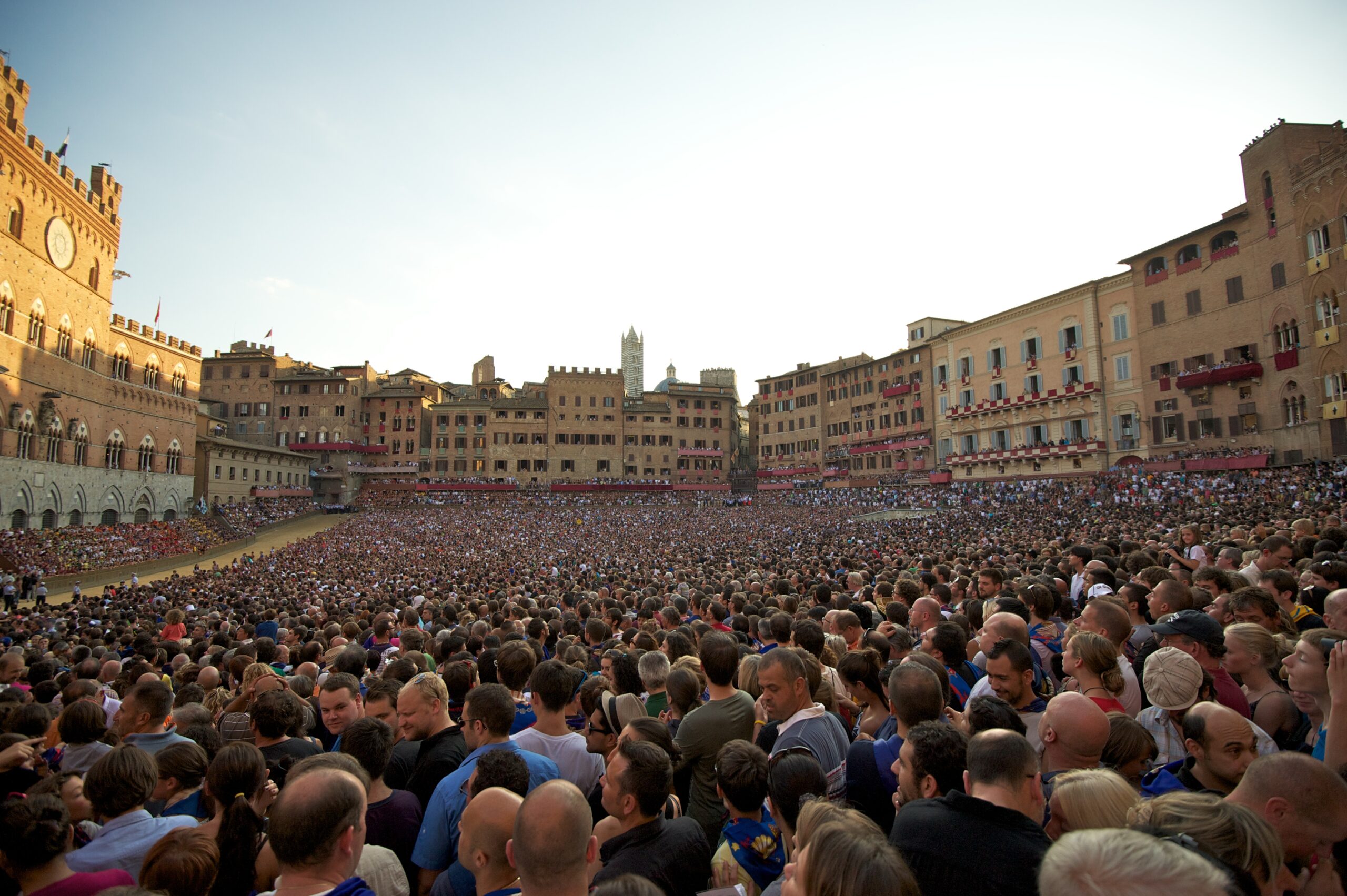 Ma davvero essere senese significa indifferenza alla presenza di Madonna al Palio e repulsione verso le macellerie egiziane?