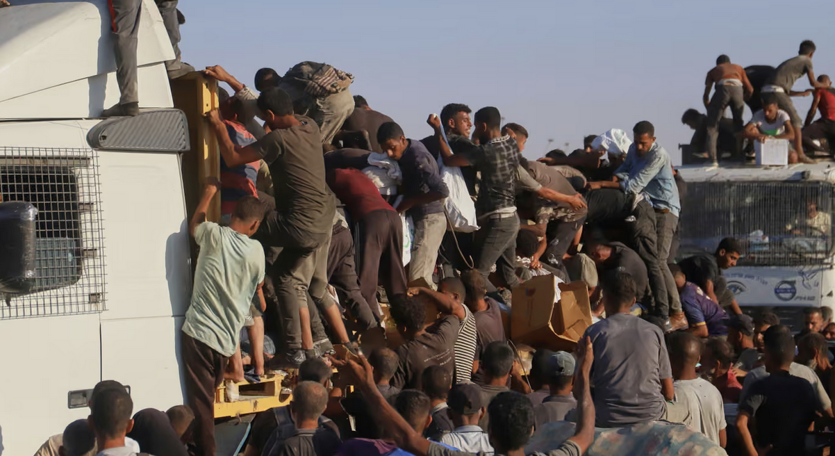 Gaza: 20 morti per un camion pieno di aiuti rovesciato