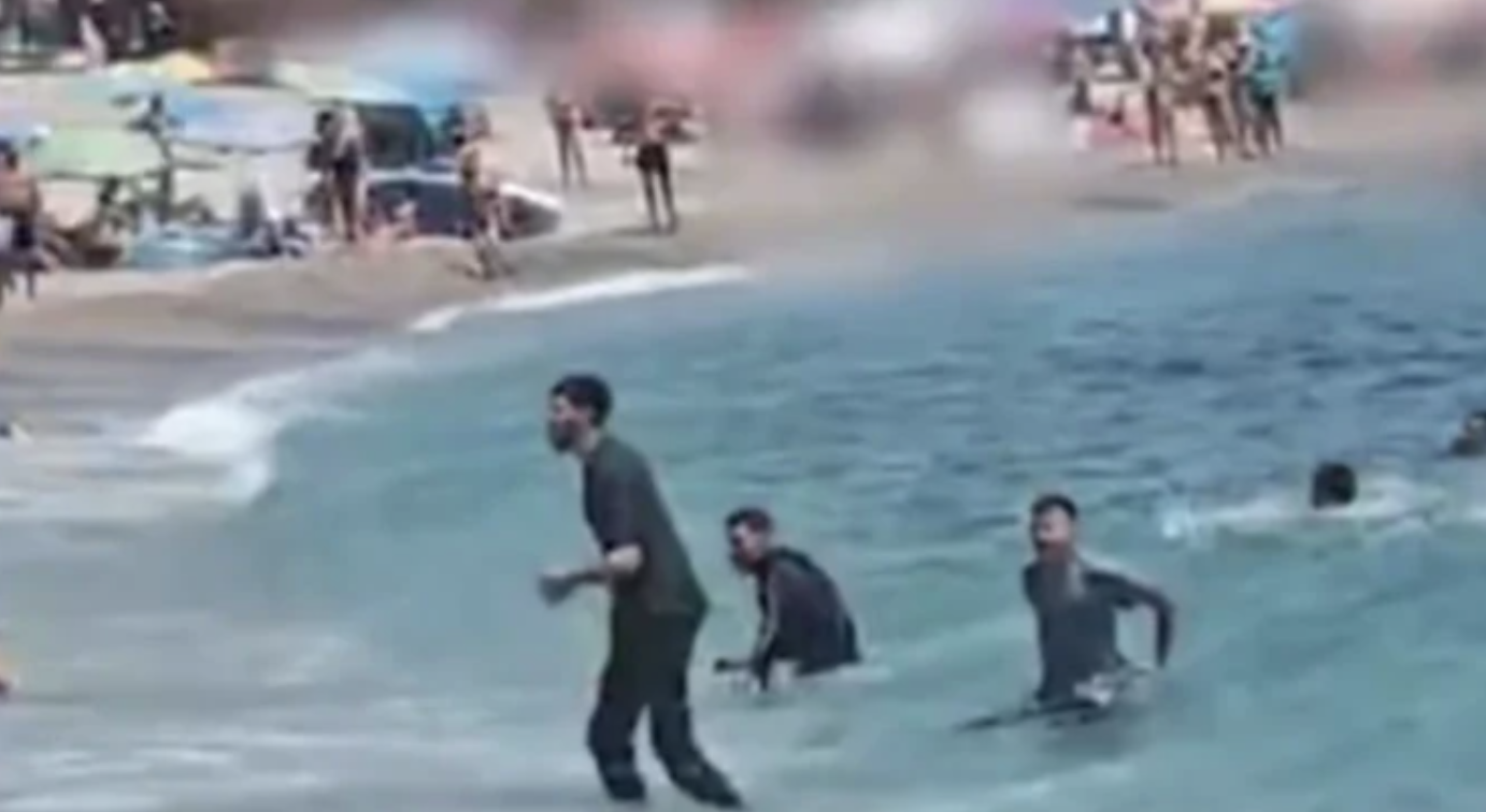 Dalla spiaggia all’abisso: l’orrore normalizzato della violenza contro chi fugge, sotto gli occhi dei bambini
