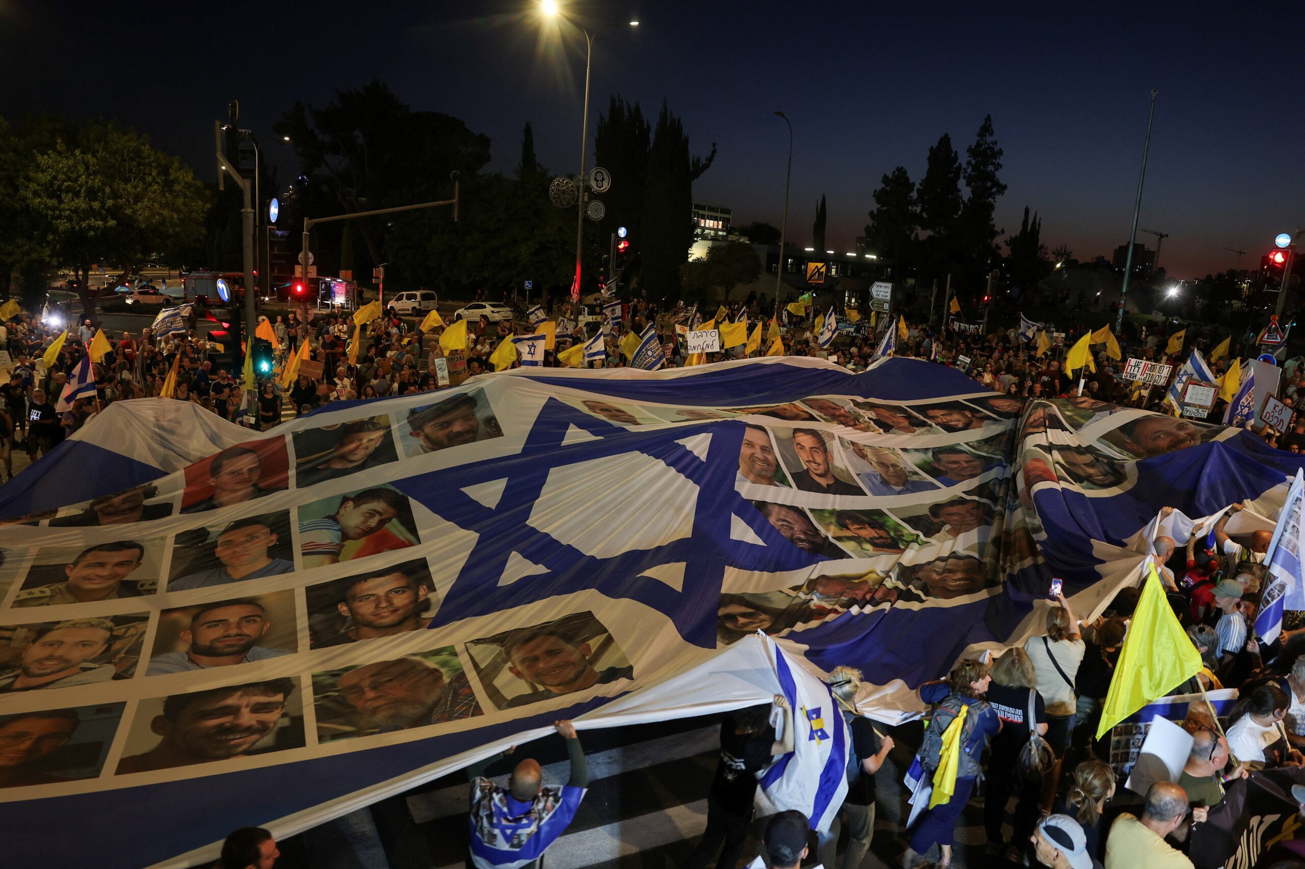 Israeliani in piazza mentre uno sciopero nazionale potrebbero fermare la guerra di Netanyahu a Gaza