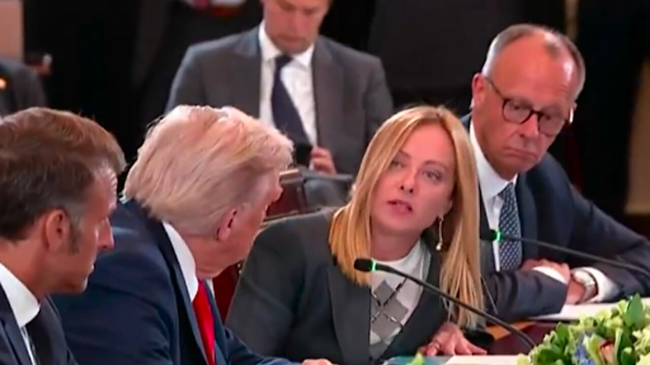 Meloni disprezza la stampa italiana: non vuole parlarle ma pretende solo veline senza domande scomode