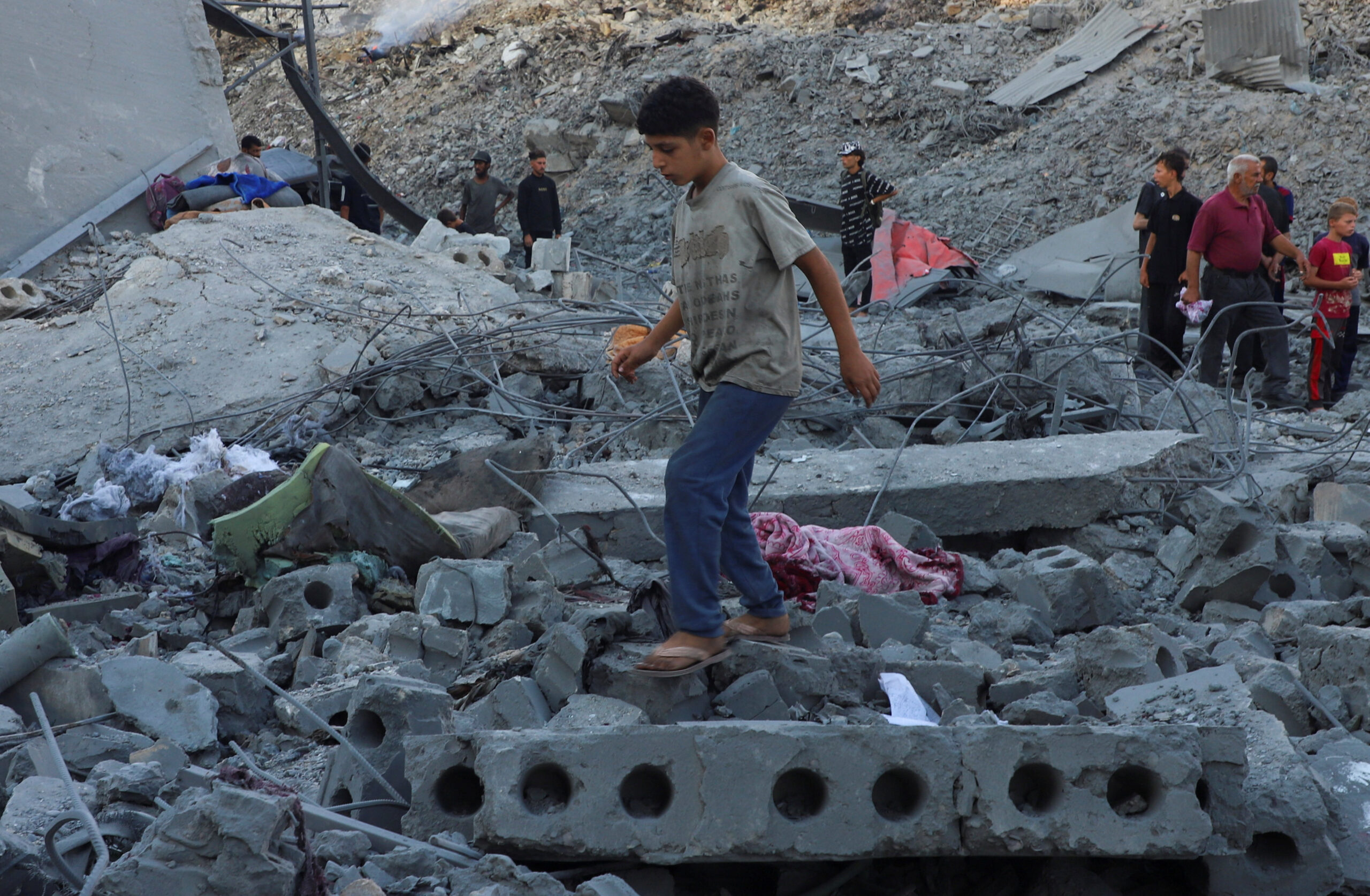 A Gaza il genocidio continua, raid israeliano su una casa: 11 morti, tra cui cinque bambini