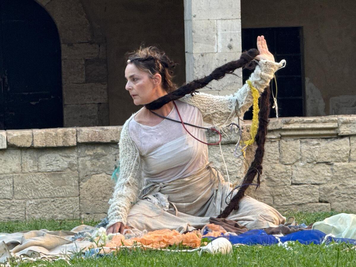 Clara Galante - Antigone non muore - Todi Festival - Ph Matteo De Paoli - recensione di Alessia de Antoniis