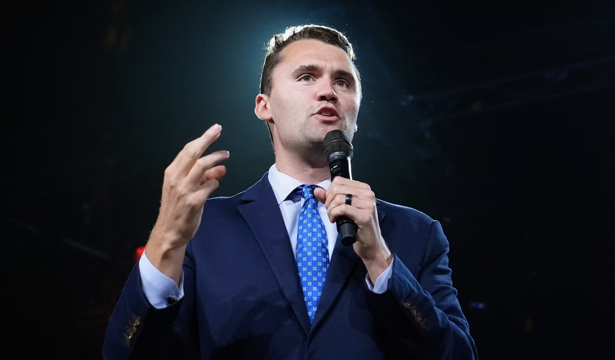 Charlie Kirk, una popolarità all'insegna di disinformazione, complottismo e odio contro gay e musulmani