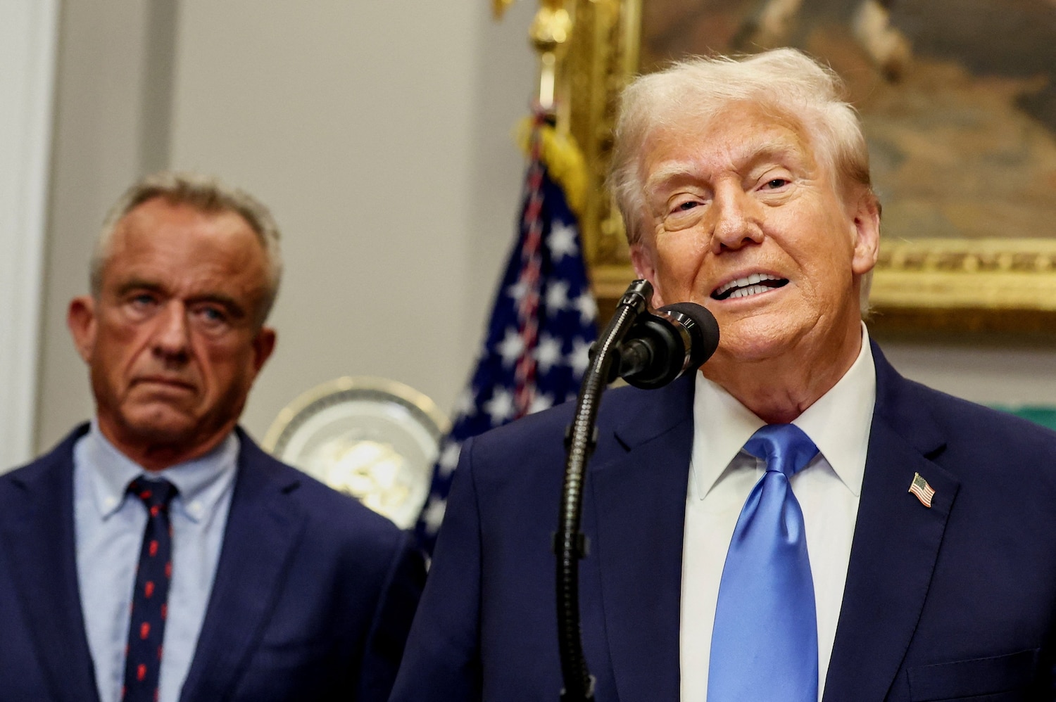 Trump rilancia falsità su vaccini, Tylenol e autismo: gli esperti lo accusano di manipolare la scienza