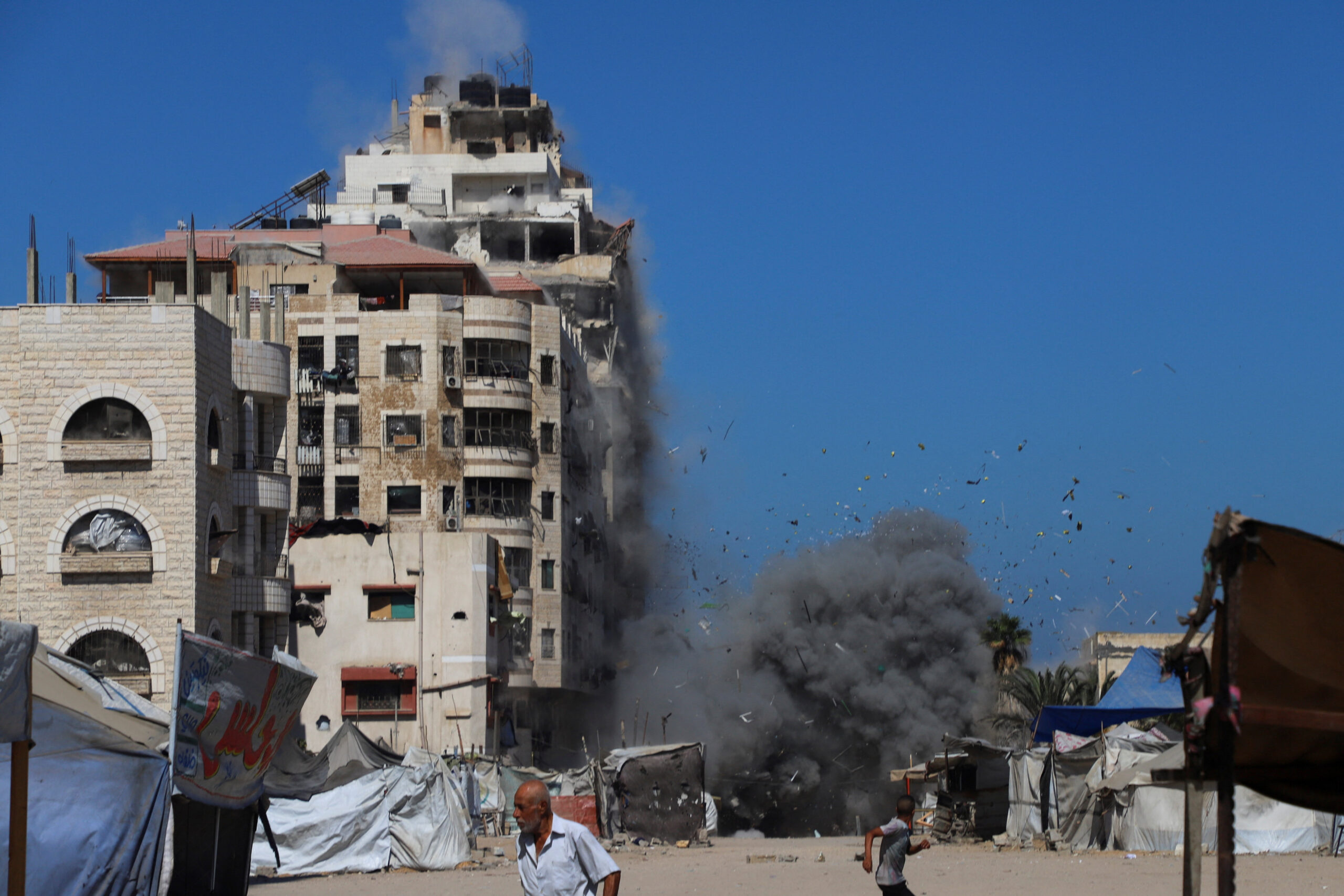 Massacri israeliani a Gaza: altri 68 morti in un giorno e il bilancio delle vittime continua a crescere