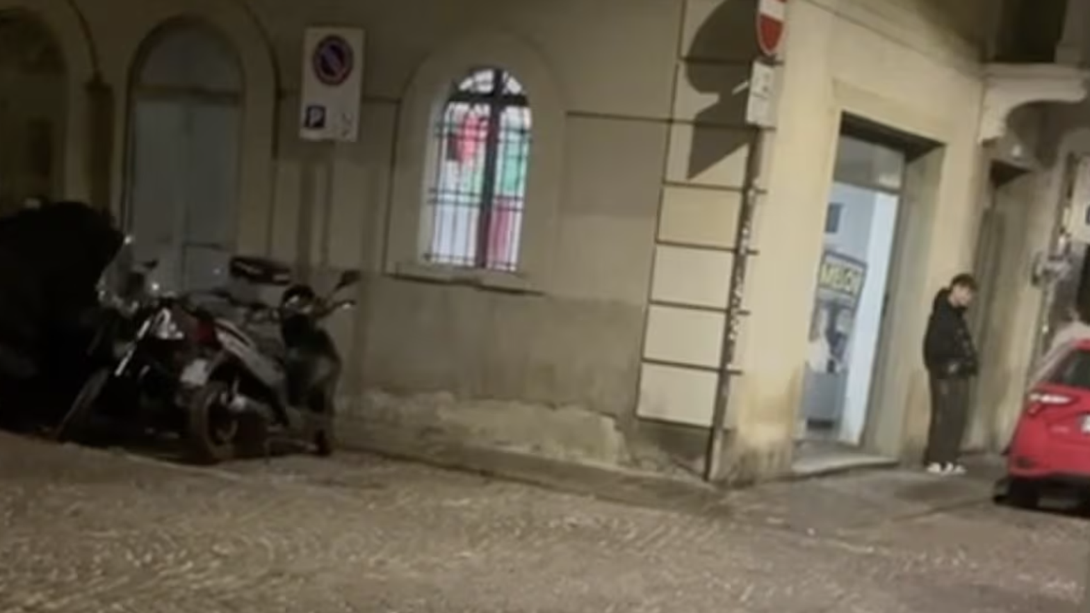 Cori fascisti nella sede di Fratelli d’Italia a Parma: “Duce! Duce!” nella città medaglia d’oro della Resistenza