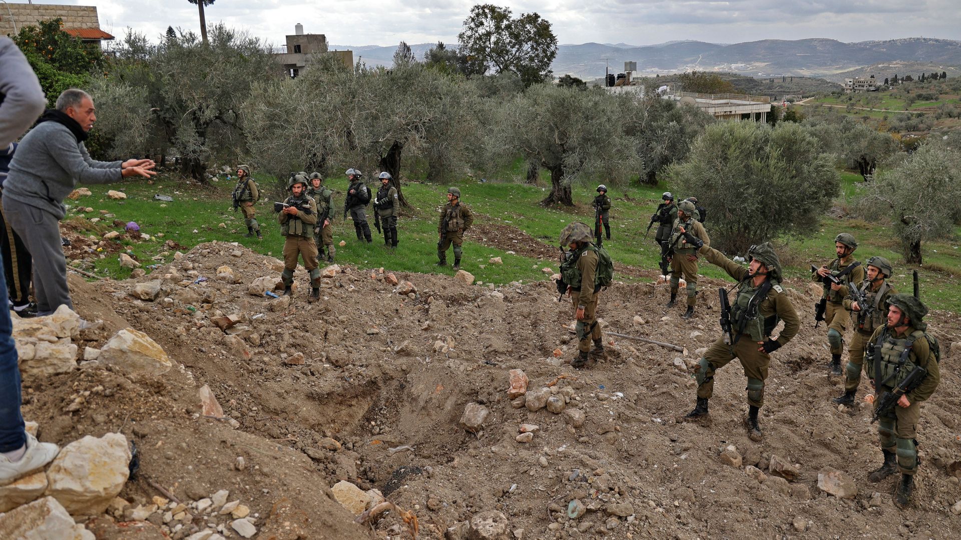 Violenza dei coloni e complicità dei militari israeliani: 158 attacchi contro i raccoglitori di olive in Cisgiordania