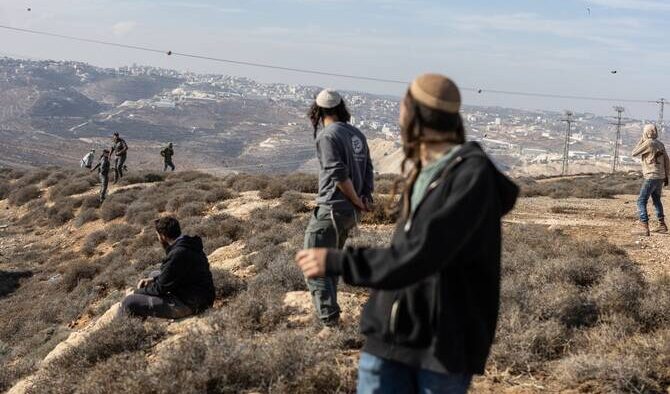 Cisgiordania: palestinesi costretti a lasciare le case per gli attacchi dei coloni di estrema destra