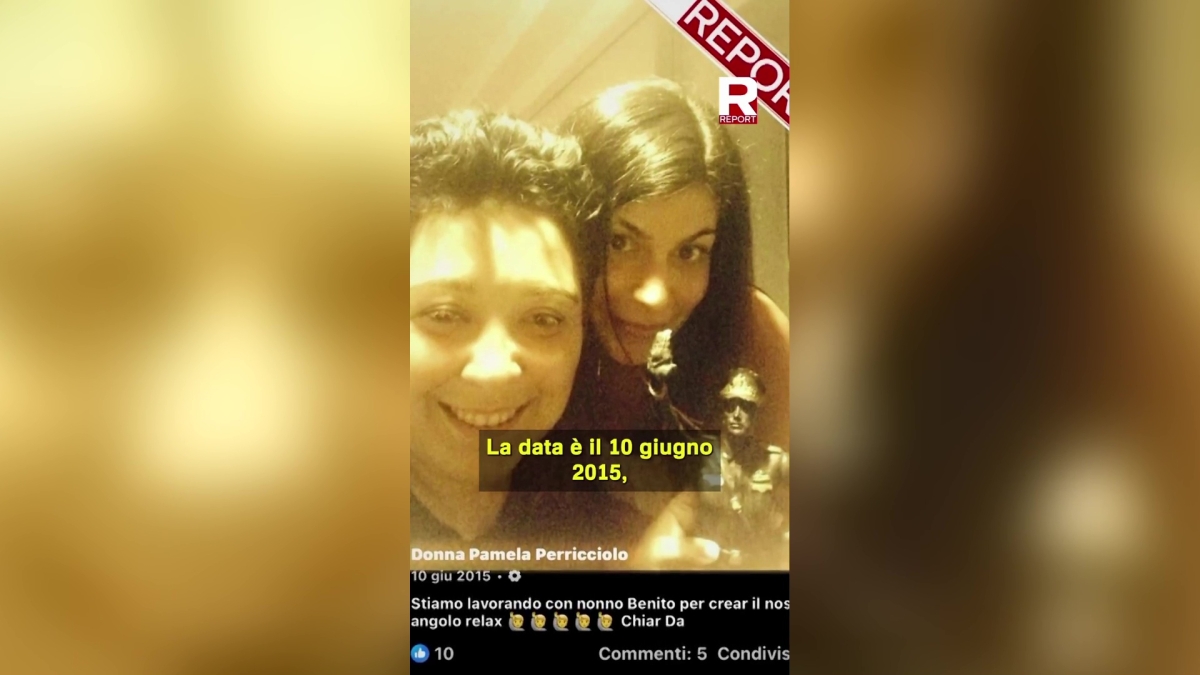 Report trova una foto del 2015: Chiara Colosimo posa con un busto di Mussolini accanto a Pamela Perricciolo