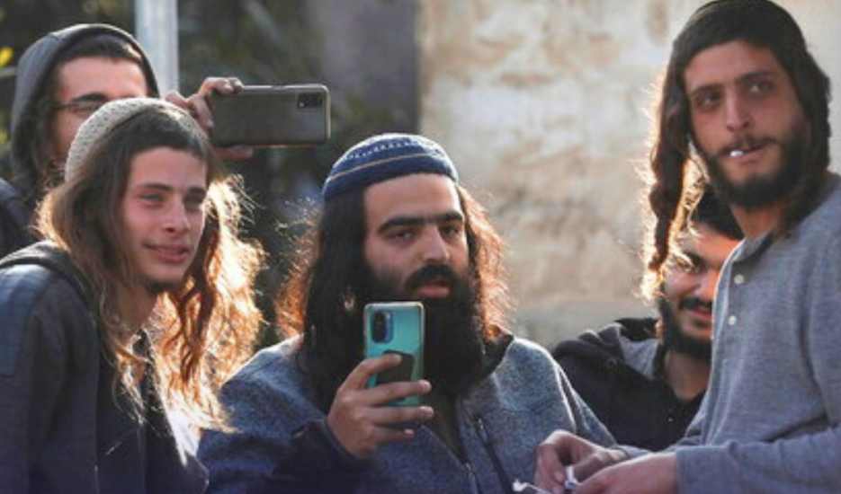 Coloni israeliani aggrediscono attivisti internazionali: italiani feriti e violenza fuori controllo in Cisgiordania