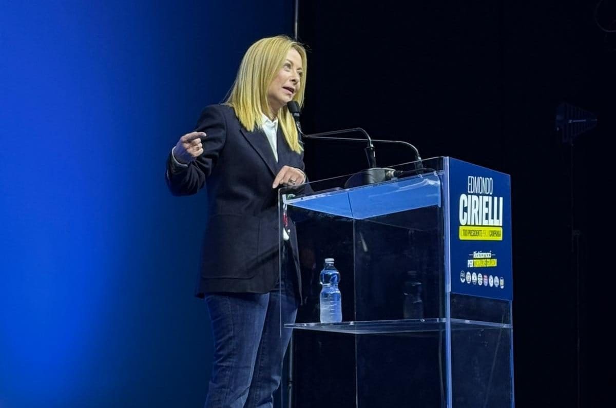 “Chi non salta comunista è”: il teatrino di Meloni a Napoli diventa un insulto al Sud