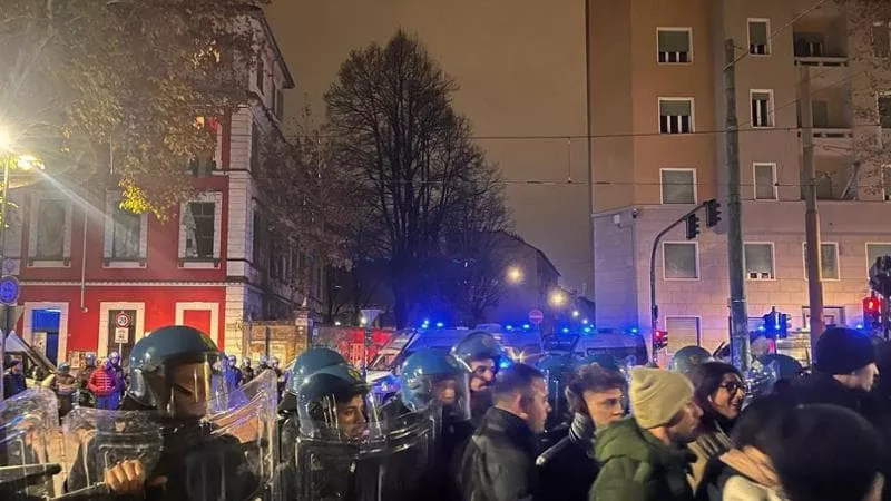 Torino, sgomberato il centro sociale Askatasuna: il blitz dopo l'assalto alla redazione della Stampa Torino, sgomberato il centro sociale Askatasuna: il blitz dopo l'assalto alla redazione della Stampa