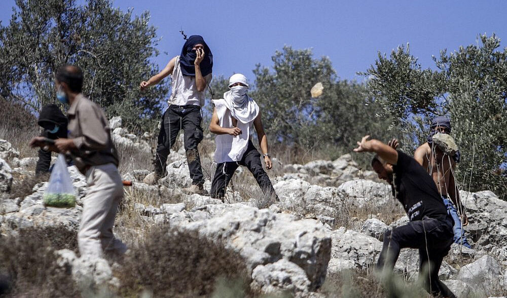 Cisgiordania, escalation dei coloni israeliani: case attaccate e uliveti distrutti sotto protezione militare