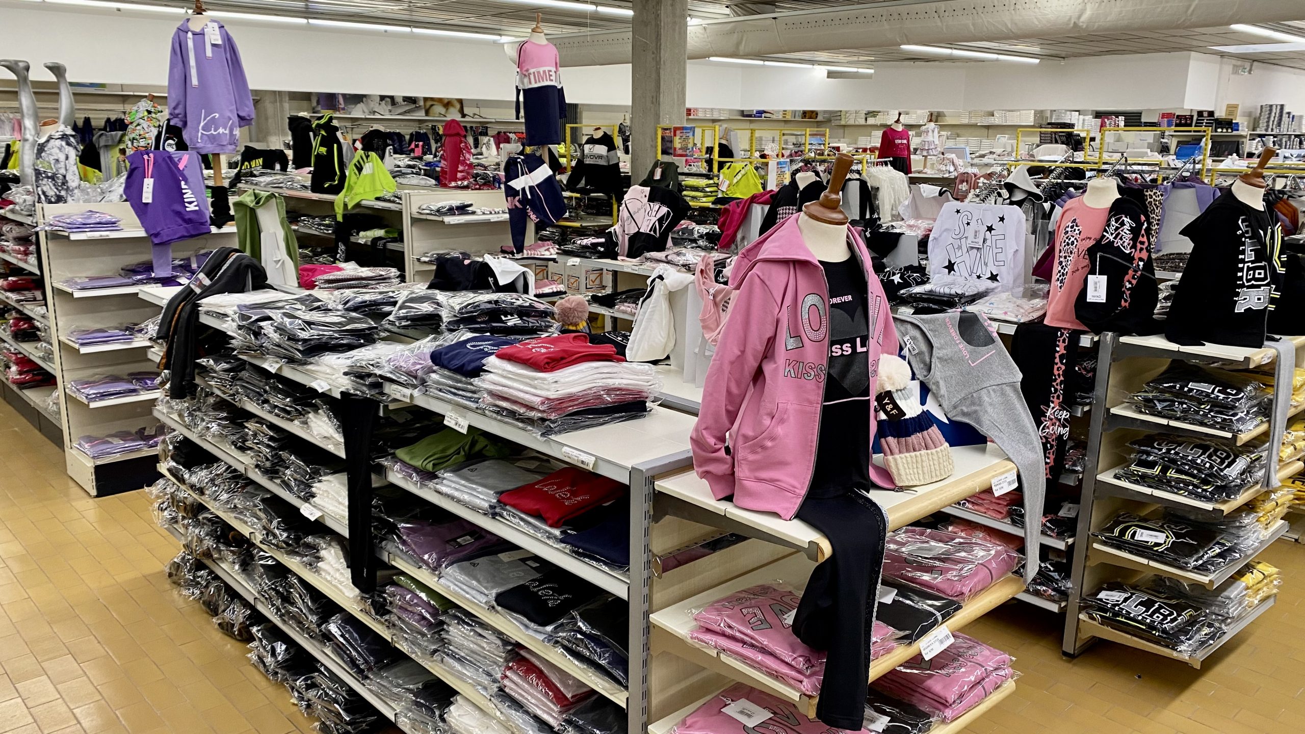 Abbigliamento all’ingrosso: guida completa alla scelta dei capi per il tuo negozio