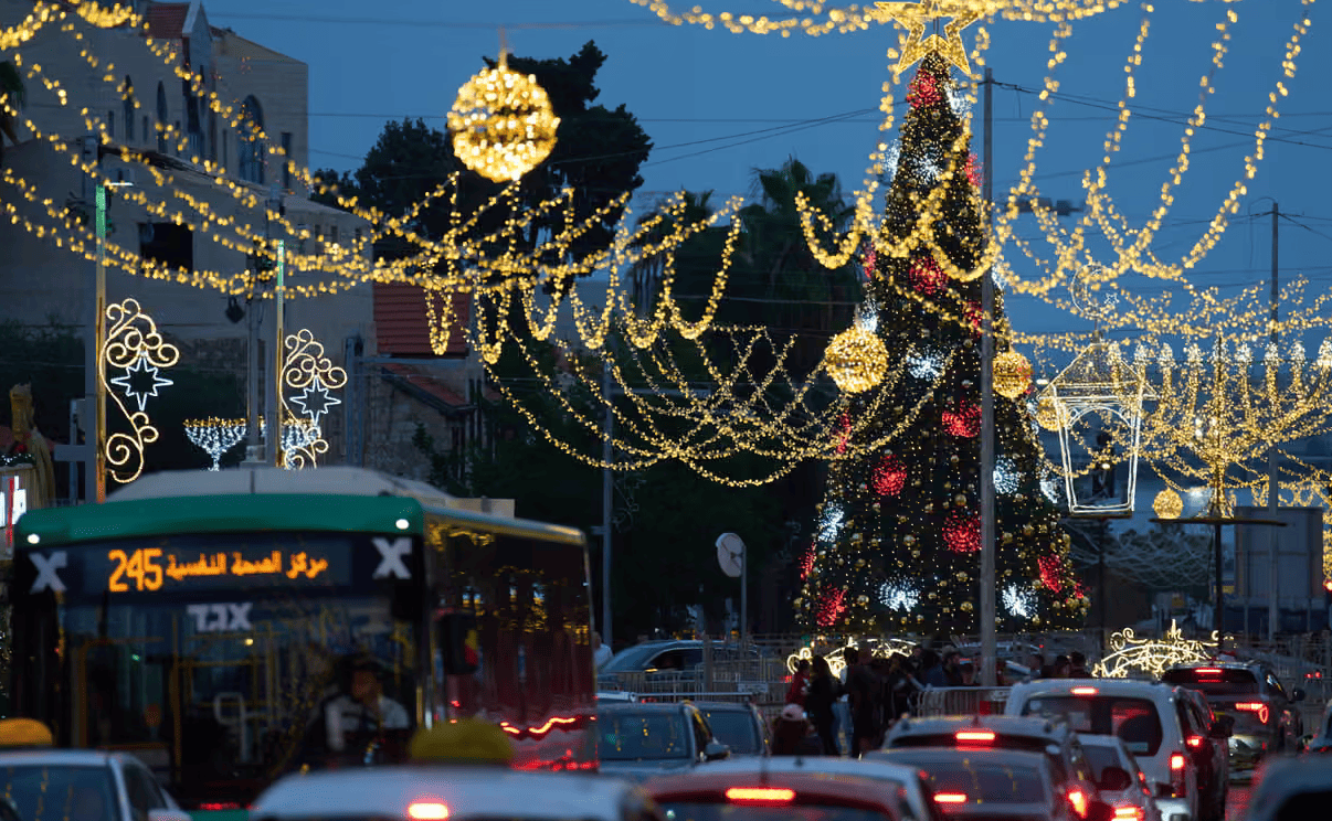 Israele: la polizia irrompe in una festa privata e arresta un palestinese perché vestito da Babbo Natale
