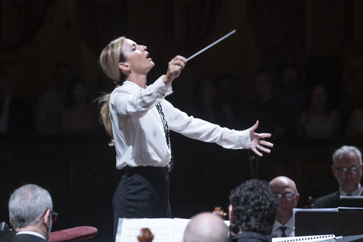 Beatrice Venezi al Colón: la destra celebra un trionfo inesistente e gli orchestrali la definiscono 'non all'altezza'