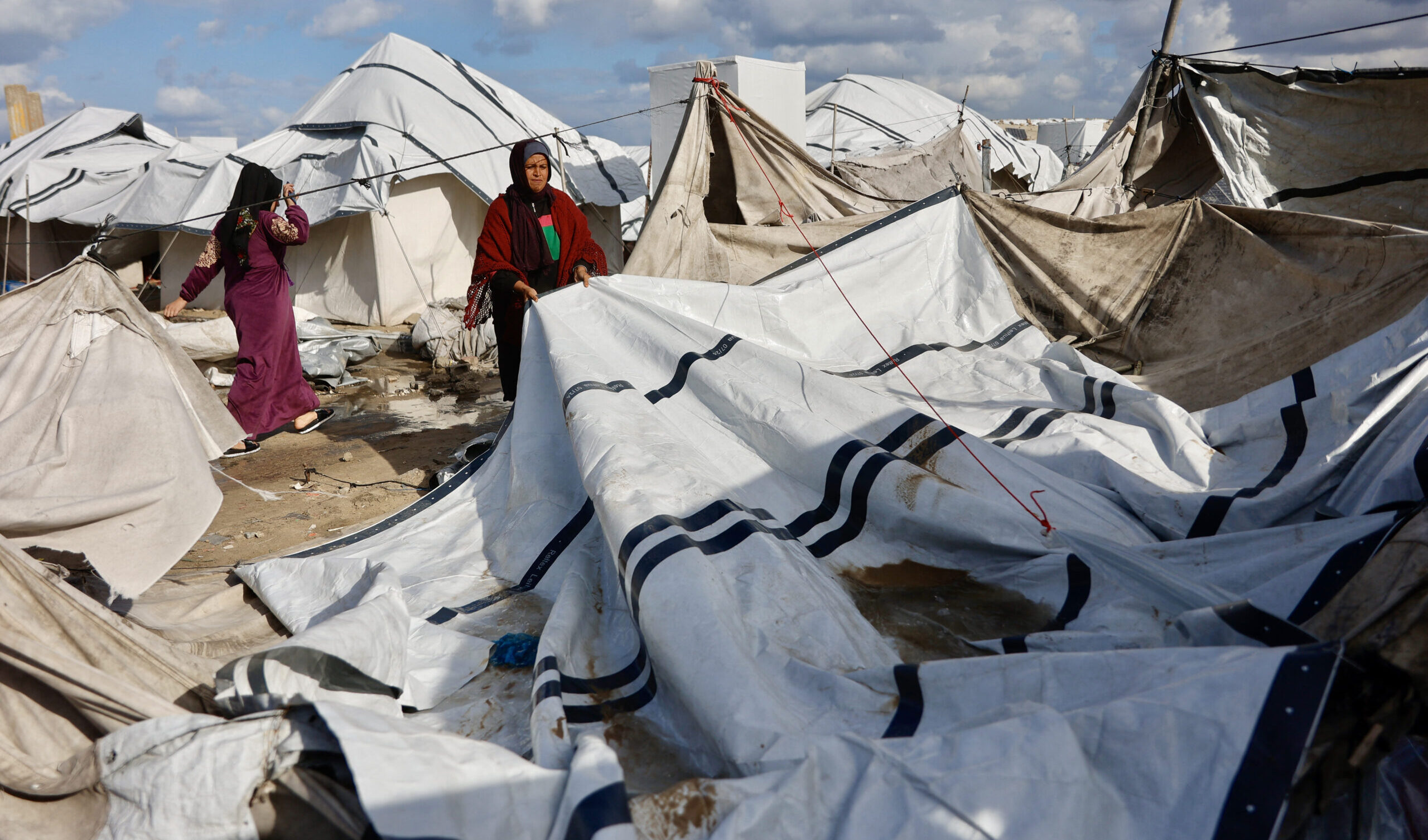 Donna palestinese muore sotto il crollo di un muro a Gaza: la tempesta invernale minaccia 900 mila persone