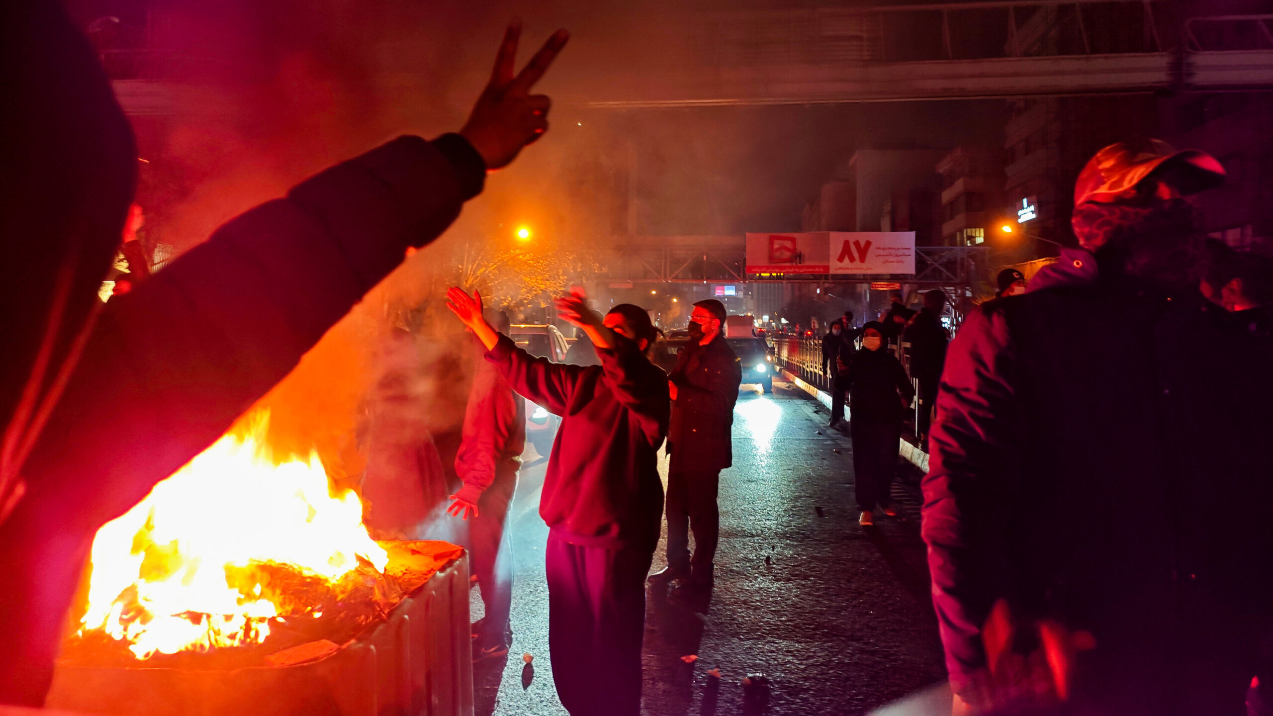 Khamenei vacilla dopo 37 anni: i bazarì abbandonano la Guida, restano (per ora) solo Pasdaran e clero sciita