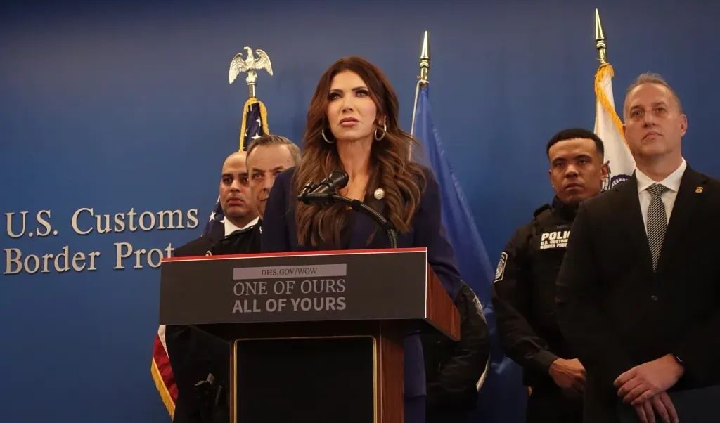 "Uno dei nostri, tutti i vostri": così Trump e i suoi scherani legittimano le rappresaglie in stile nazista "Uno dei nostri, tutti i vostri": così Trump e i suoi scherani legittimano le rappresaglie in stile nazista