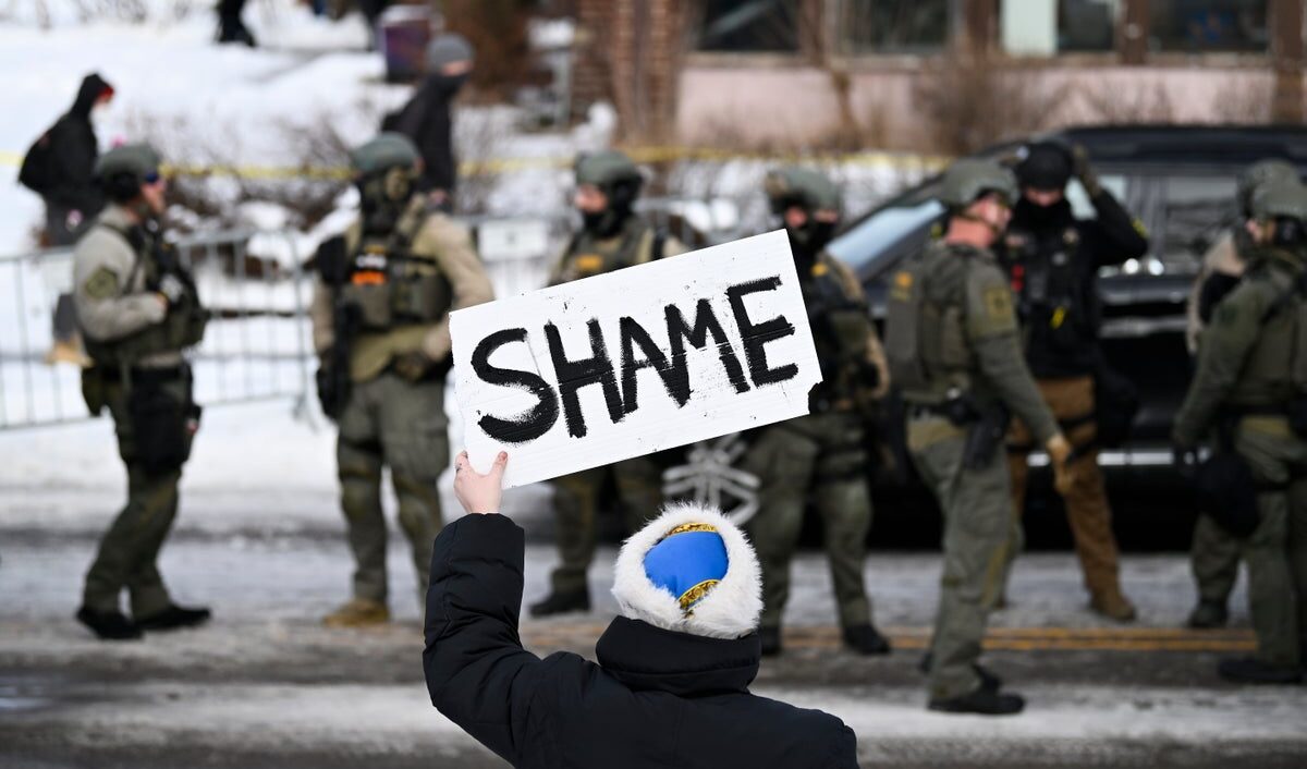 Identificato l'agente che ha ucciso Renee Nicole Good e Minneapolis: proteste in tutti gli Stati Uniti