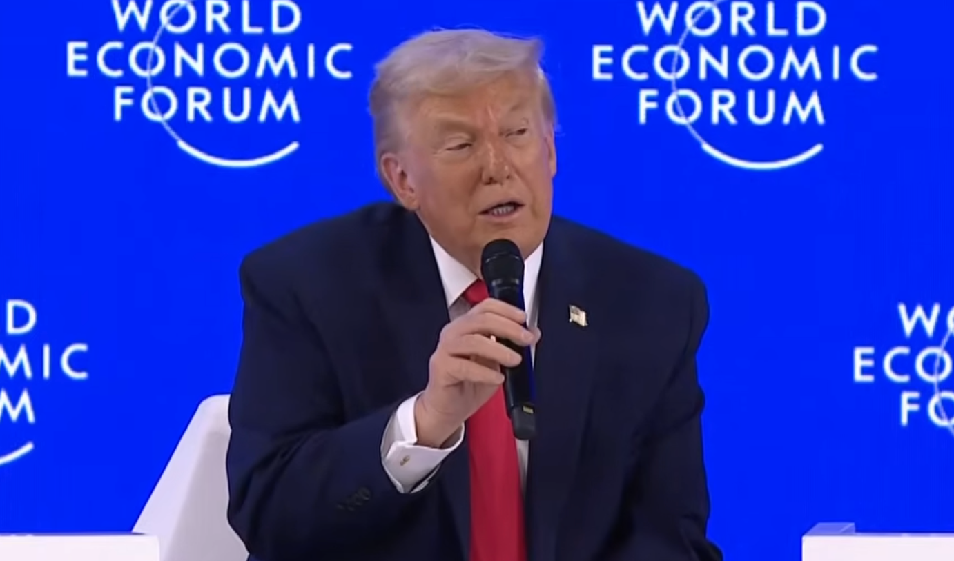 Trump, delirio, minacce e elogi a Putin con messaggio mafioso: se non avrà la Groenlandia se ne ricorderà