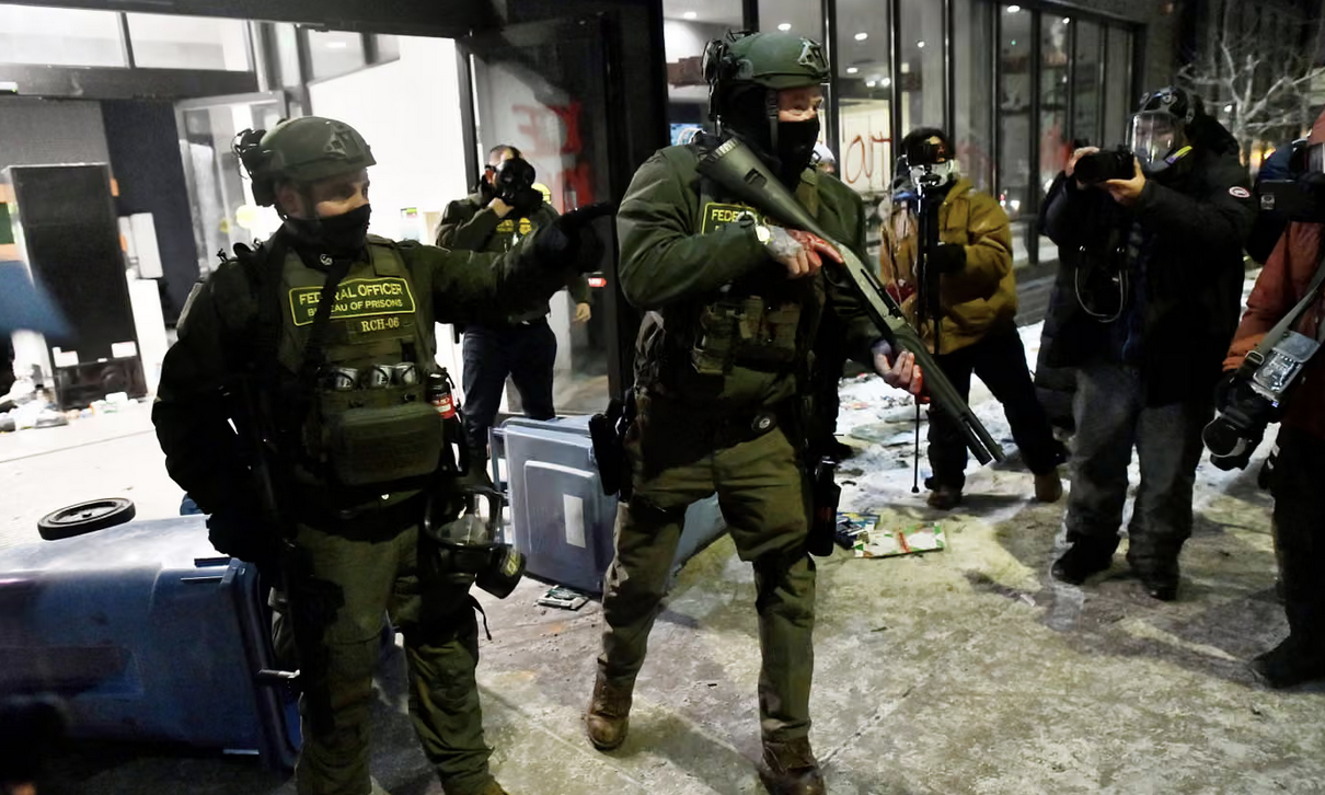 Un giudice valuterà se fermare la stretta repressiva Ice sull’immigrazione in Minnesota dopo due uccisioni