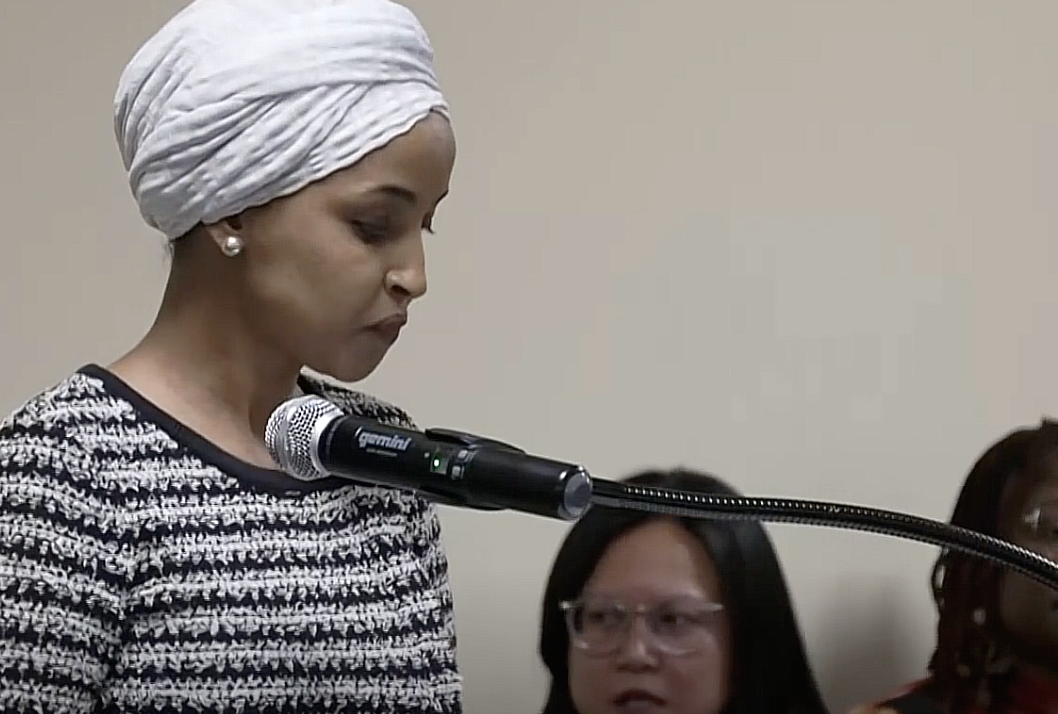Aggredita a Minneapolis la deputata Ilhan Omar, Trump non condanna ma insinua che l'aveva organizzata lei stessa