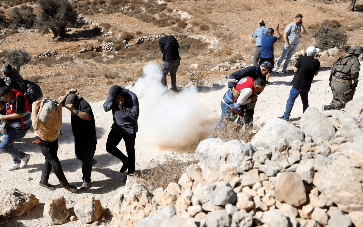 Cisgiordania: l&rsquo;esercito israeliano protegge e arma i coloni e normalizza i pogrom