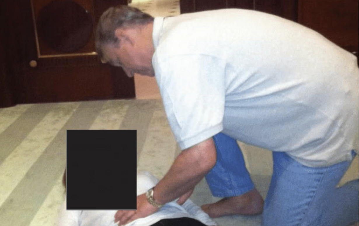 Screenshot 2026-01-31 alle 12.13.12 Nuovi file su Epstein mostrano Andrew in ginocchio accovacciato sopra una donna