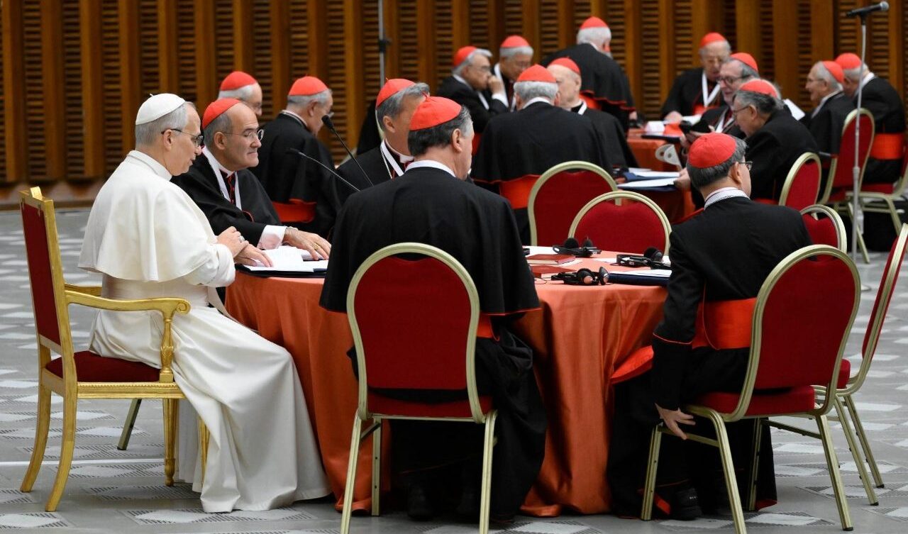 Leone XIV imprime una svolta sinodale al pontificato: ascolto, discernimento e Vaticano II bussola per Chiesa