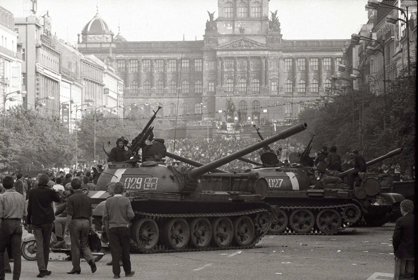 troops-Soviet-Prague-reform-movement-Spring.jpg La leggerezza spezzata: l'indissolubile legame tra Milan Kundera e la Primavera di Praga