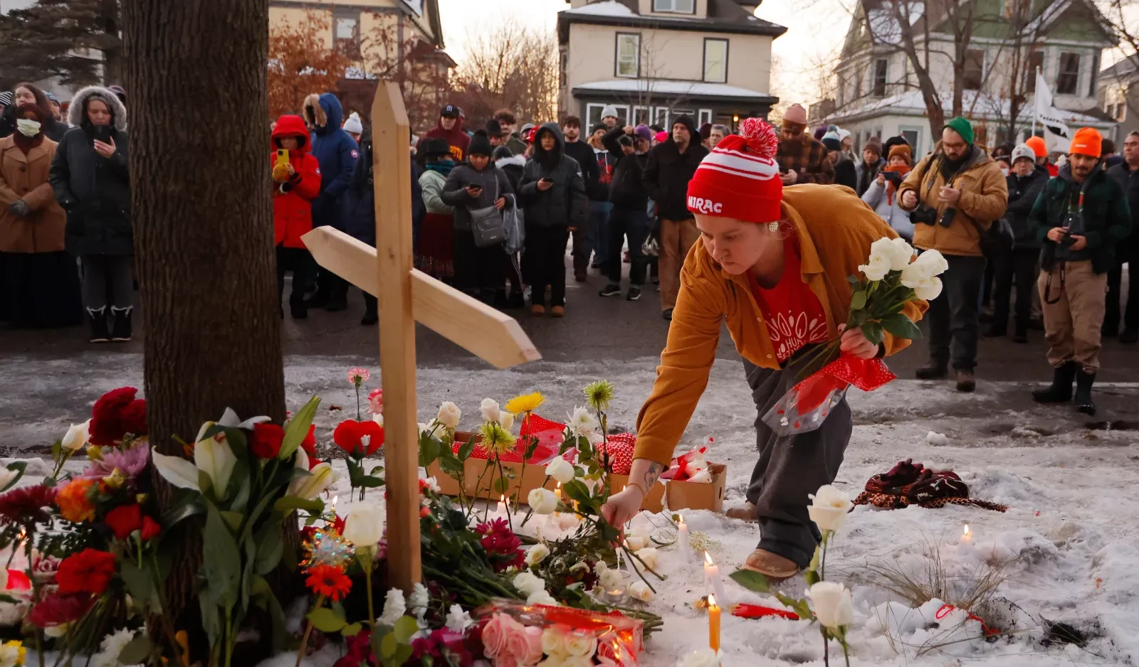 Minneapolis, uccisa una donna durante i raid anti-immigrati: i video inchiodano la ferocia degli agenti di Trump