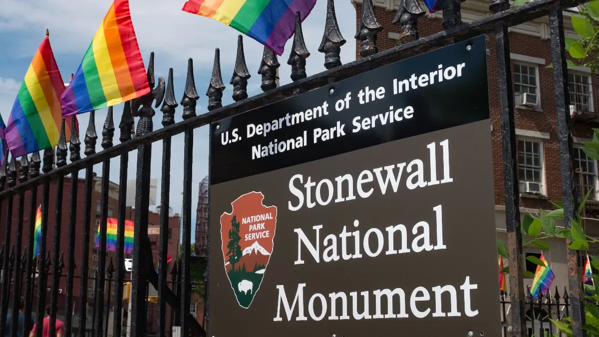 1159061577 La bandiera del Pride torna a sventolare a Stonewall. Era stata rimossa sotto ordine di Trump