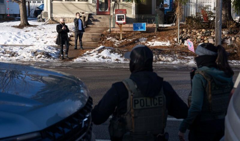 Agenti Ice feriscono un immigrato: dicevano di essere stati aggrediti ma i video li smentiscono