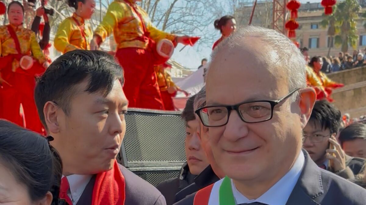 Il sindaco di Roma Roberto Gualtieri in piazza Vittorio per i festeggiamenti del Capodanno cinese nella Capitale – di Alessia de Antoniis Il sindaco di Roma Roberto Gualtieri in piazza Vittorio per i festeggiamenti del Capodanno cinese nella Capitale - di Alessia de Antoniis