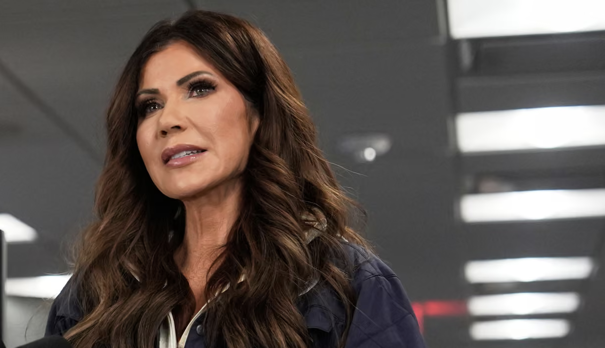 Kristi Noem definisce i rifugiati haitiani "parassiti" ma il giudice blocca la revoca dello status di protezione