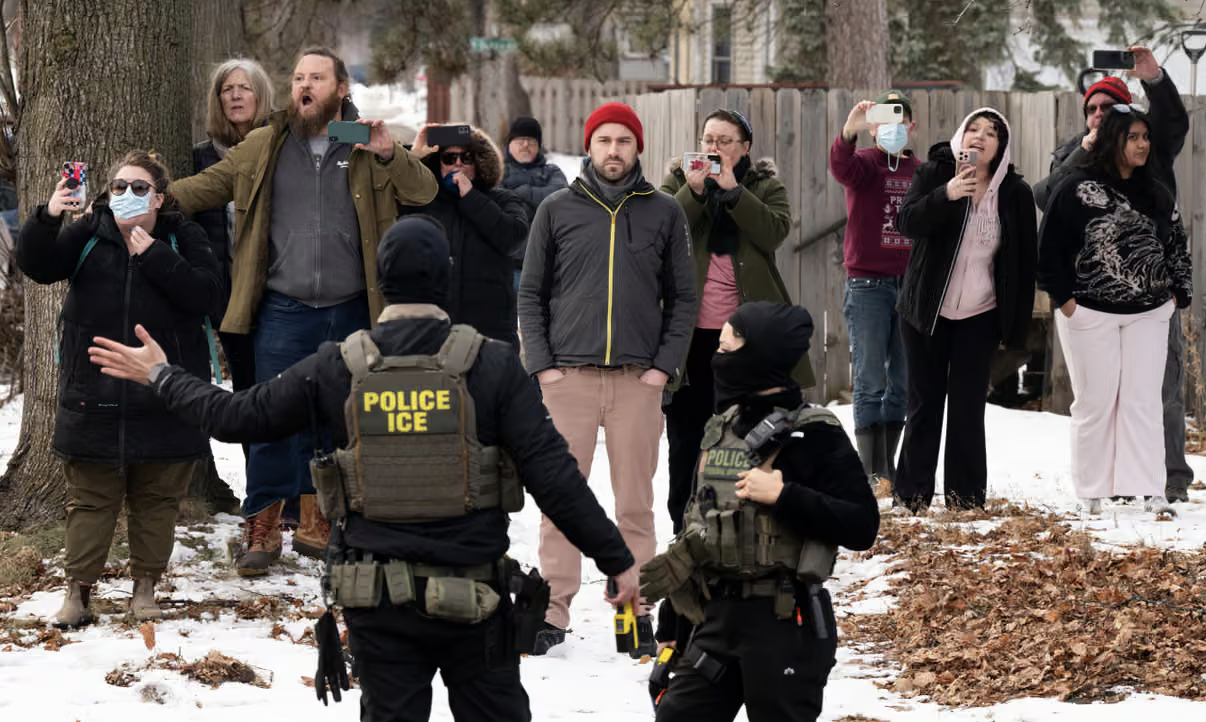Ice, il Dipartimento di Giustizia perde contro i manifestanti: in tribunale emergono le bugie degli agenti federali