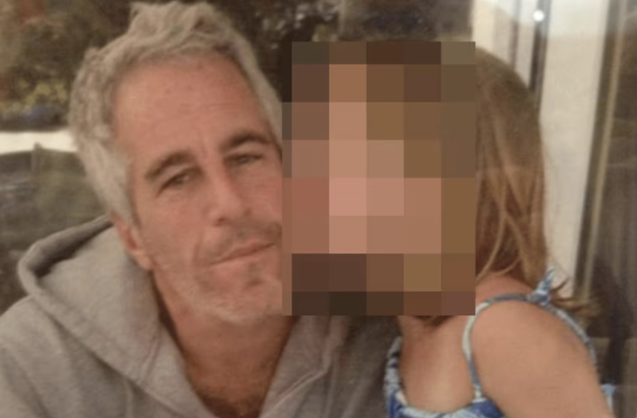 Epstein, pubblicate foto di nudi e passaporti: il Dipartimento di Giustizia li ha oscurati solo dopo un mese