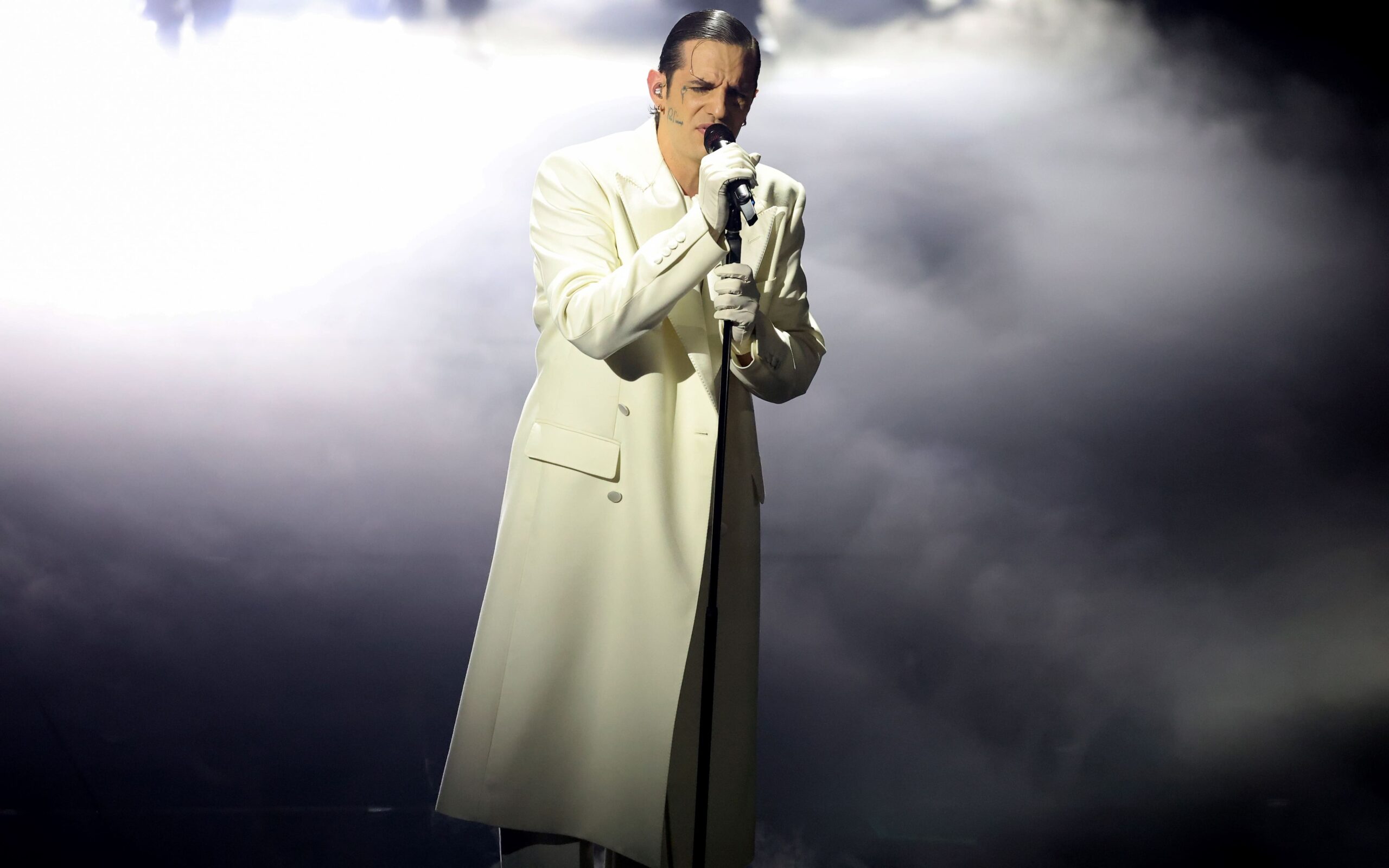 Ma per fortuna che c'è Lauro ad agitare il mare piatto del Festival