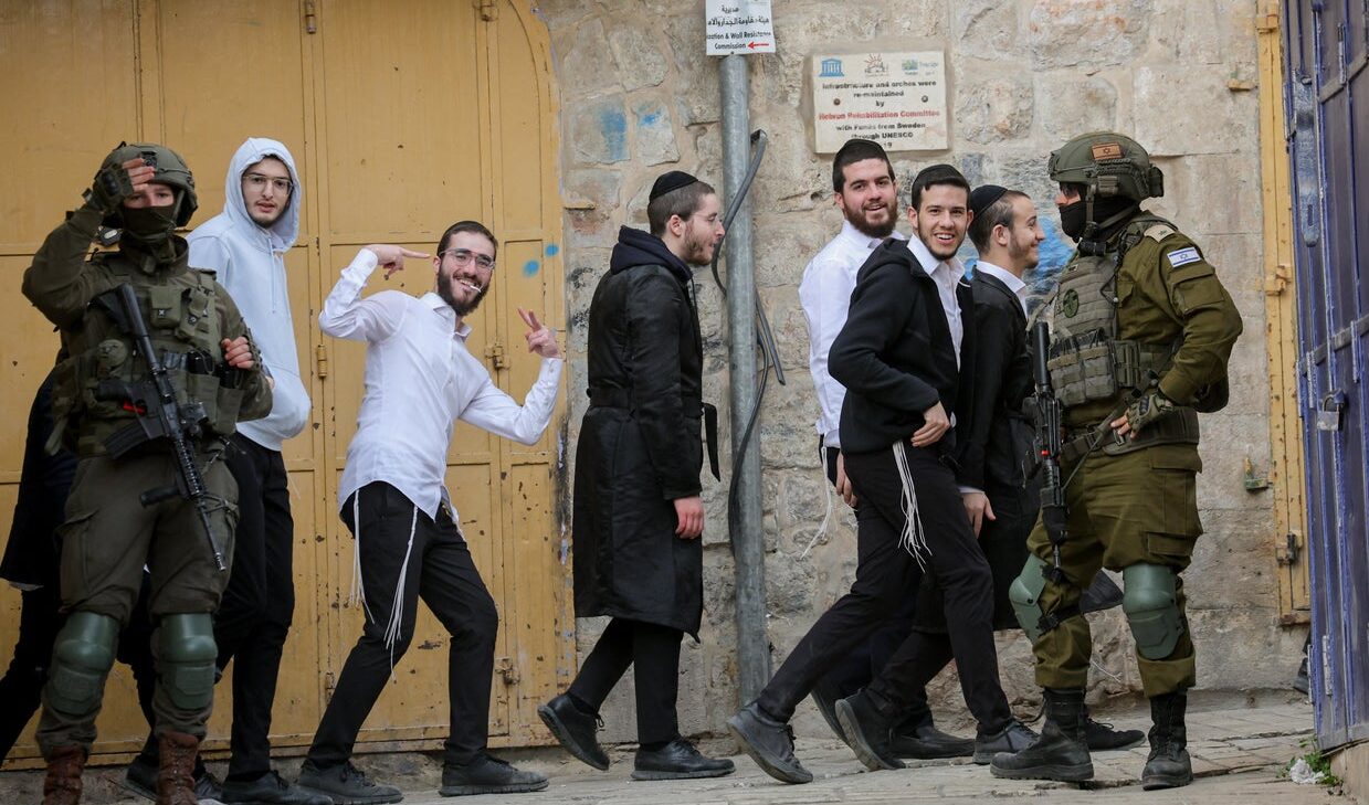 Netanyahu dà un'altra spallata per annettere la Cisgiordania e rapinare terra palestinese Netanyahu dà un'altra spallata per annettere la Cisgiordania e rapinare terra palestinese