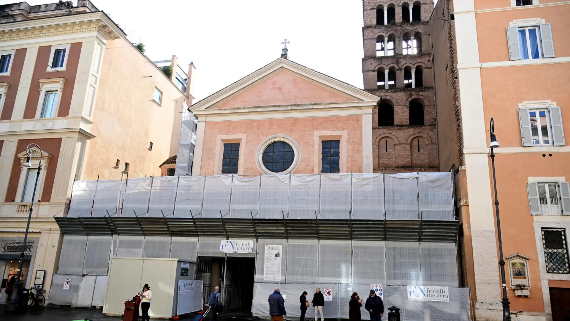 Un cherubino con il volto della premier interroga Chiesa e custodi: arte, potere, culto e leggerezza